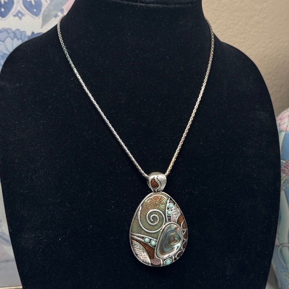 . Jewelry - Stunning Abalone pedant necklace